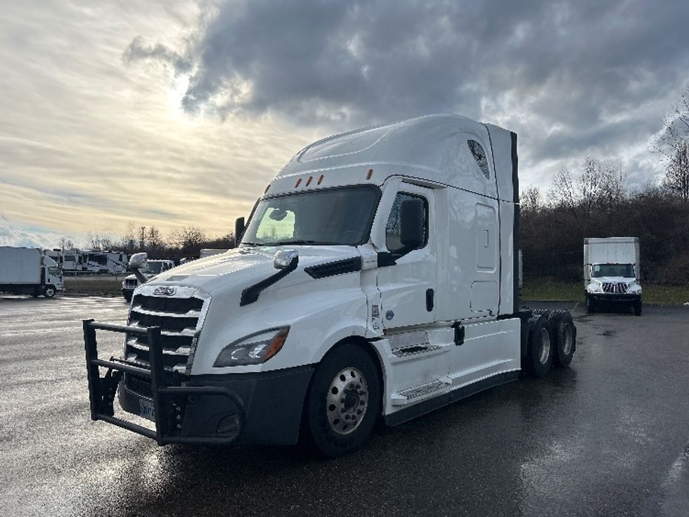 Sleeper Tractor-Heavy Duty Tractors-Freightliner-2022-T12664ST-Akron-OH-514,223\n\t\tmiles-$ 66,500 - Image 3