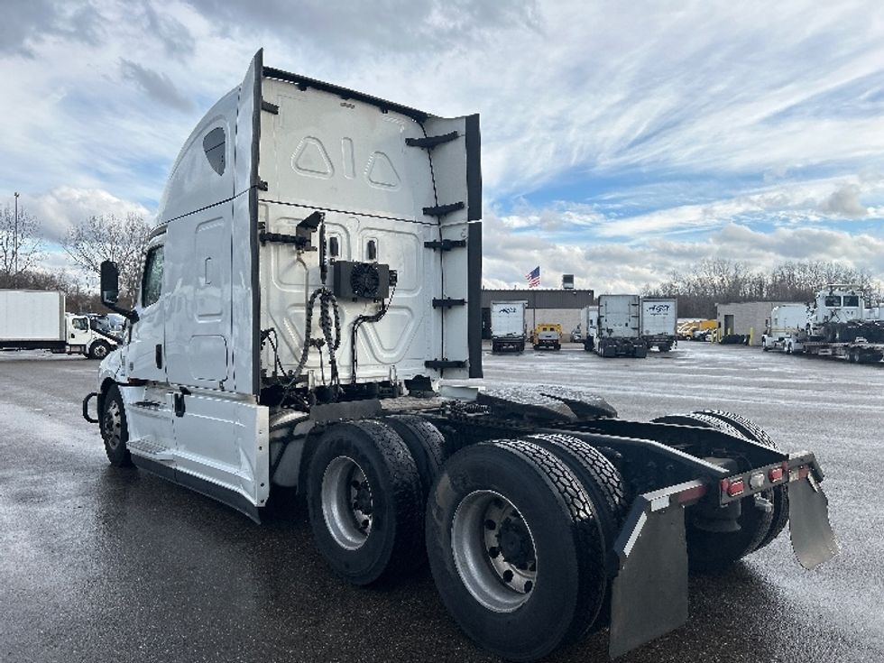 Sleeper Tractor-Heavy Duty Tractors-Freightliner-2022-T12664ST-Akron-OH-514,223\n\t\tmiles-$ 66,500 - Image 5