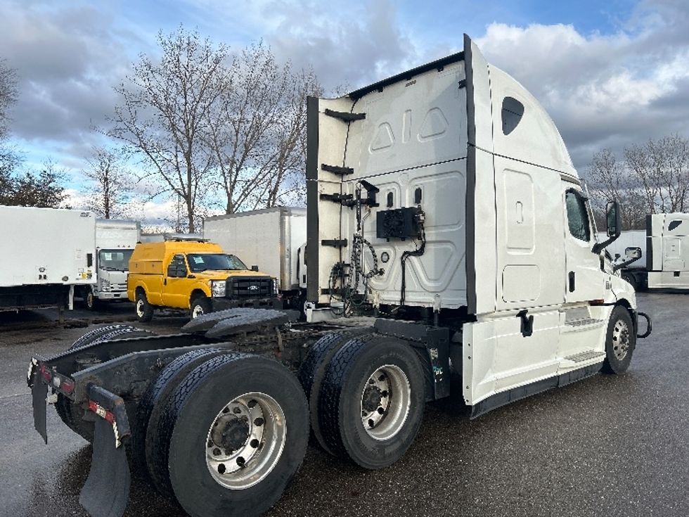 Sleeper Tractor-Heavy Duty Tractors-Freightliner-2022-T12664ST-Akron-OH-514,223\n\t\tmiles-$ 66,500 - Image 7