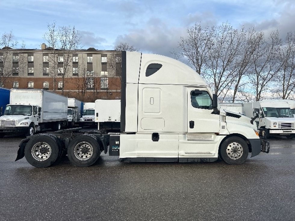 Sleeper Tractor-Heavy Duty Tractors-Freightliner-2022-T12664ST-Akron-OH-514,223\n\t\tmiles-$ 66,500 - Image 8
