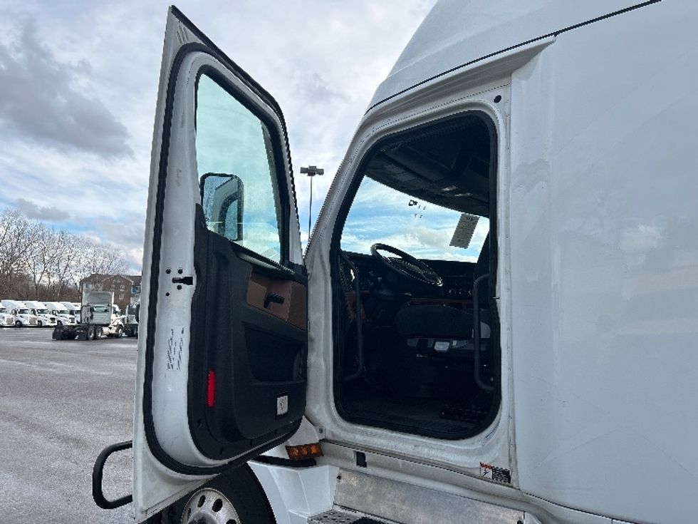 Sleeper Tractor-Heavy Duty Tractors-Freightliner-2022-T12664ST-Akron-OH-514,223\n\t\tmiles-$ 66,500 - Image 9