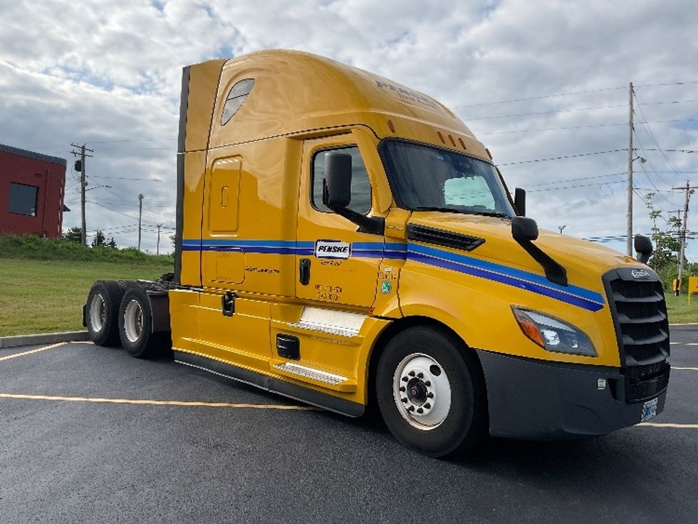Sleeper Tractor-Heavy Duty Tractors-Freightliner-2022-T12664ST-Akron-OH-529,756\n\t\tmiles-$ 66,500 - Image 1