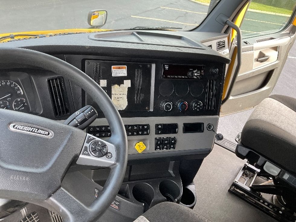 Sleeper Tractor-Heavy Duty Tractors-Freightliner-2022-T12664ST-Akron-OH-529,756\n\t\tmiles-$ 66,500 - Image 12