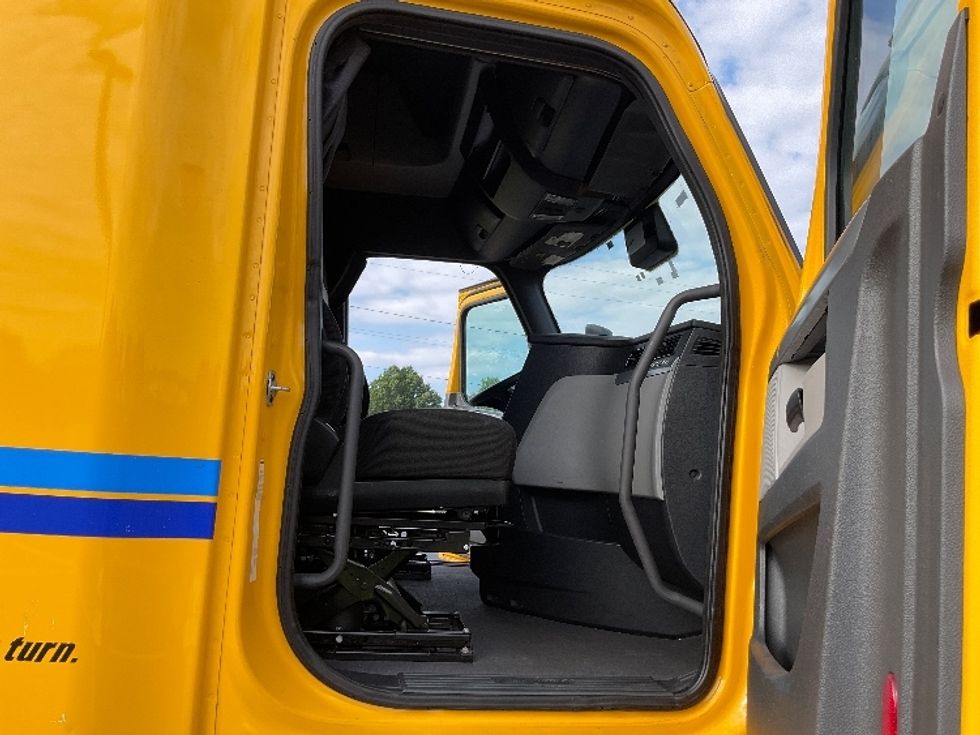Sleeper Tractor-Heavy Duty Tractors-Freightliner-2022-T12664ST-Akron-OH-529,756\n\t\tmiles-$ 66,500 - Image 13