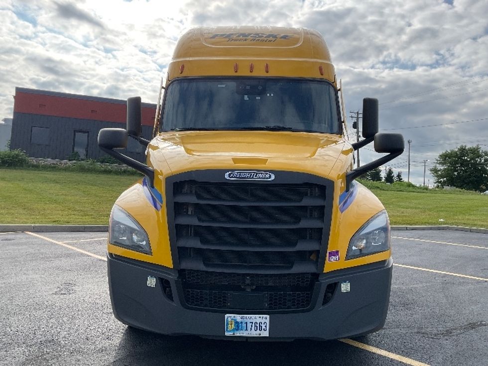 Sleeper Tractor-Heavy Duty Tractors-Freightliner-2022-T12664ST-Akron-OH-529,756\n\t\tmiles-$ 66,500 - Image 2