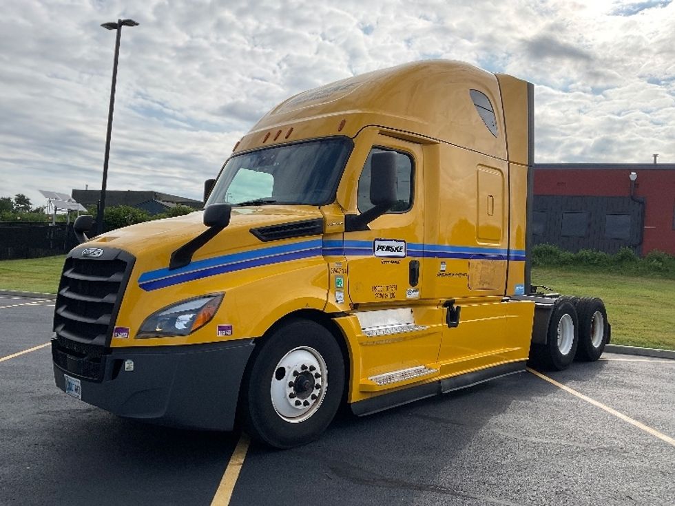 Sleeper Tractor-Heavy Duty Tractors-Freightliner-2022-T12664ST-Akron-OH-529,756\n\t\tmiles-$ 66,500 - Image 3
