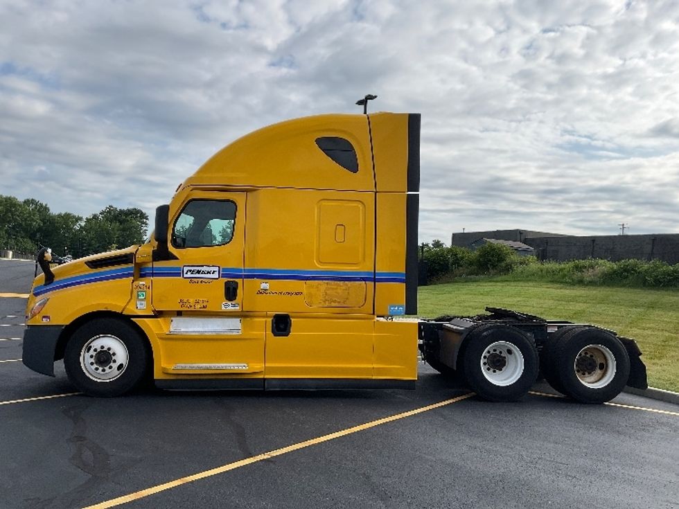Sleeper Tractor-Heavy Duty Tractors-Freightliner-2022-T12664ST-Akron-OH-529,756\n\t\tmiles-$ 66,500 - Image 4