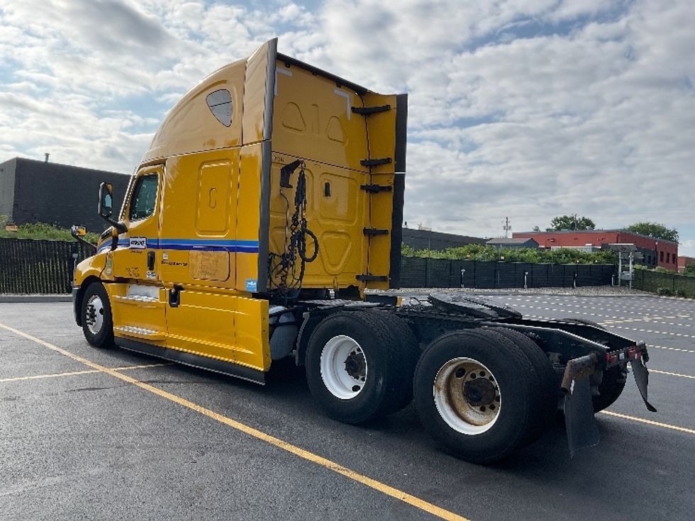 Sleeper Tractor-Heavy Duty Tractors-Freightliner-2022-T12664ST-Akron-OH-529,756\n\t\tmiles-$ 66,500 - Image 5