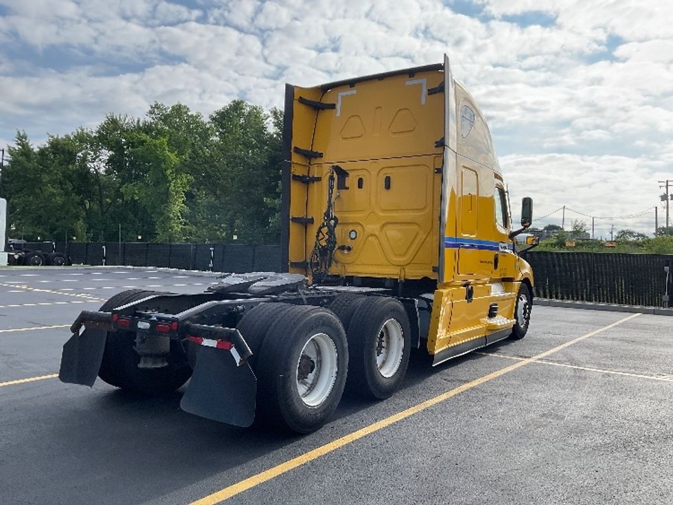 Sleeper Tractor-Heavy Duty Tractors-Freightliner-2022-T12664ST-Akron-OH-529,756\n\t\tmiles-$ 66,500 - Image 7