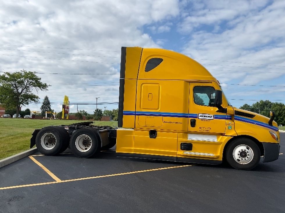 Sleeper Tractor-Heavy Duty Tractors-Freightliner-2022-T12664ST-Akron-OH-529,756\n\t\tmiles-$ 66,500 - Image 8