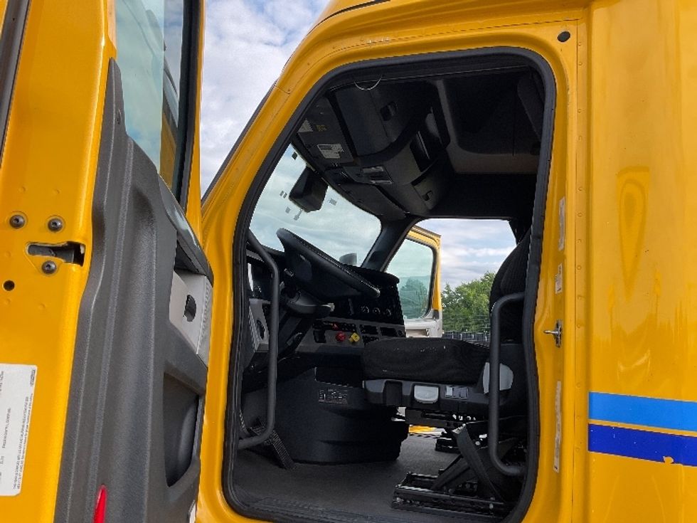 Sleeper Tractor-Heavy Duty Tractors-Freightliner-2022-T12664ST-Akron-OH-529,756\n\t\tmiles-$ 66,500 - Image 9