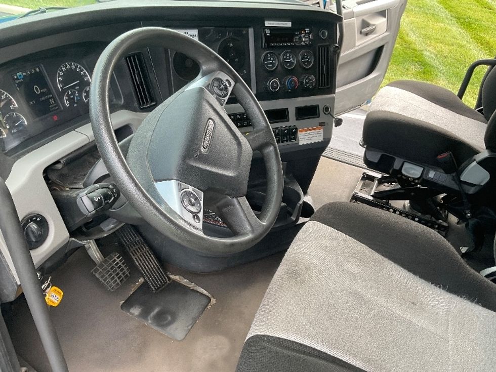 Sleeper Tractor-Heavy Duty Tractors-Freightliner-2022-T12664ST-Akron-OH-530,969\n\t\tmiles-$ 74,750 - Image 10