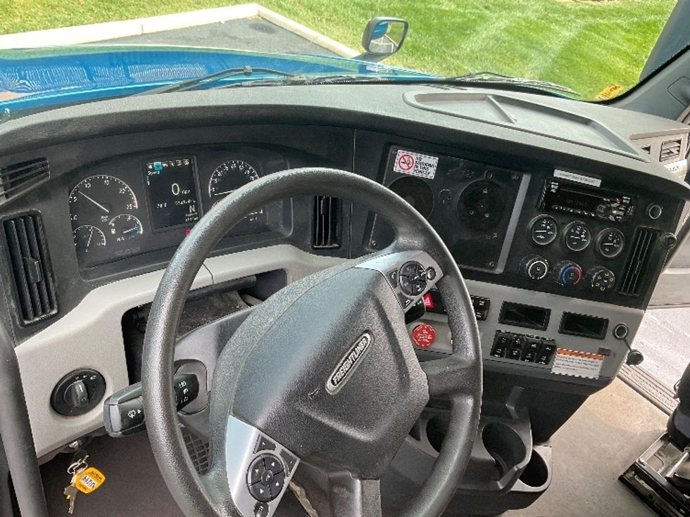 Sleeper Tractor-Heavy Duty Tractors-Freightliner-2022-T12664ST-Akron-OH-530,969\n\t\tmiles-$ 74,750 - Image 11