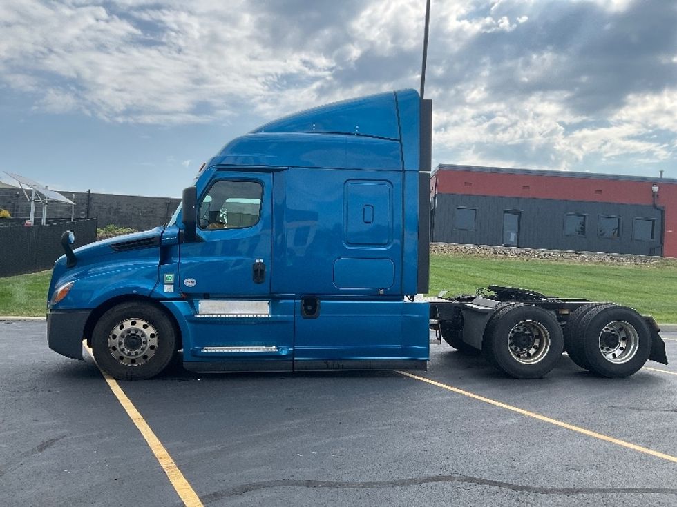 Sleeper Tractor-Heavy Duty Tractors-Freightliner-2022-T12664ST-Akron-OH-530,969\n\t\tmiles-$ 74,750 - Image 4