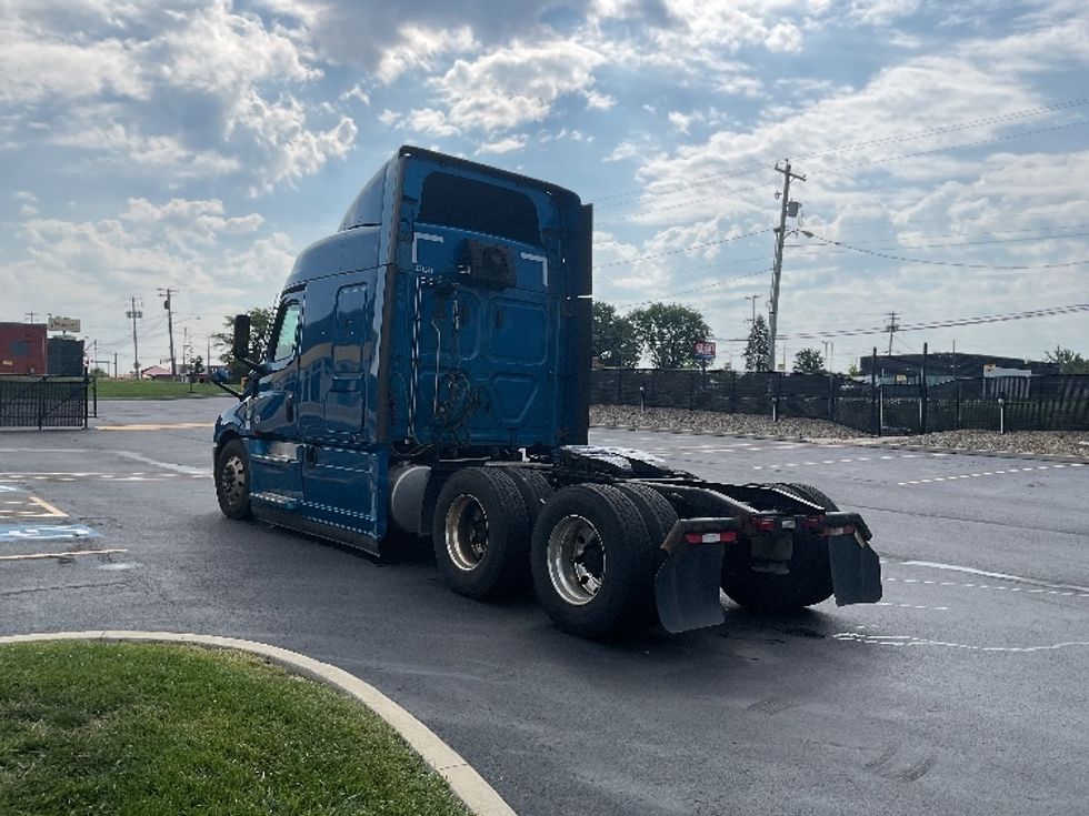 Sleeper Tractor-Heavy Duty Tractors-Freightliner-2022-T12664ST-Akron-OH-530,969\n\t\tmiles-$ 74,750 - Image 5