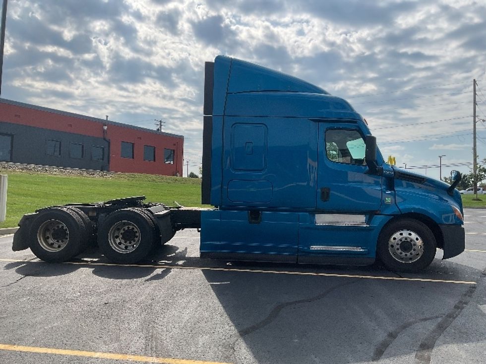 Sleeper Tractor-Heavy Duty Tractors-Freightliner-2022-T12664ST-Akron-OH-530,969\n\t\tmiles-$ 74,750 - Image 8