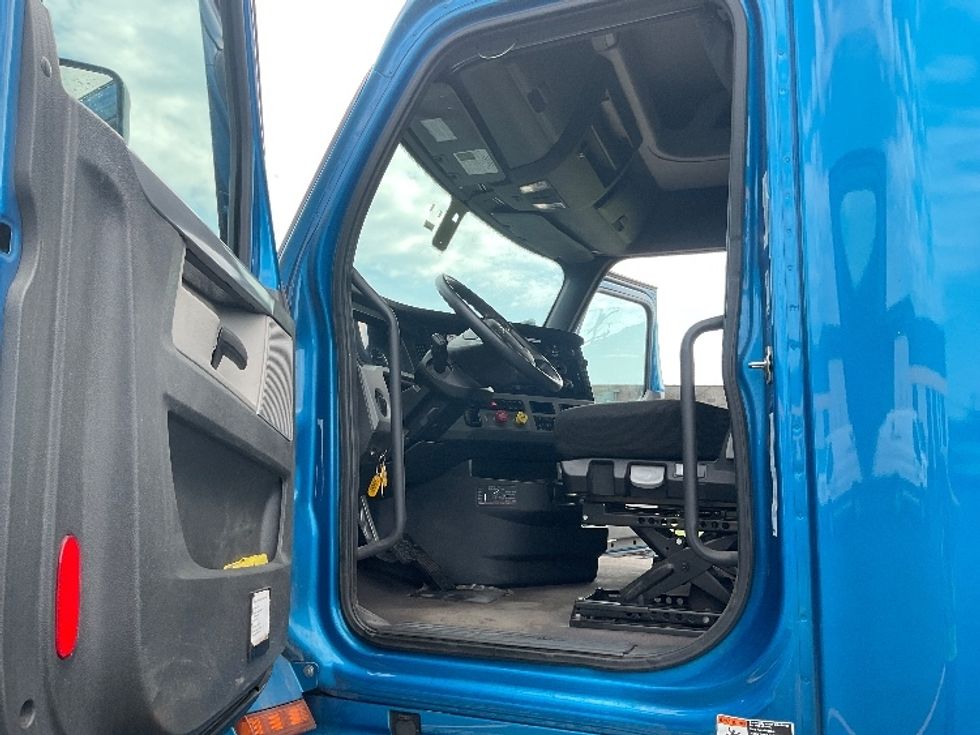 Sleeper Tractor-Heavy Duty Tractors-Freightliner-2022-T12664ST-Akron-OH-530,969\n\t\tmiles-$ 74,750 - Image 9