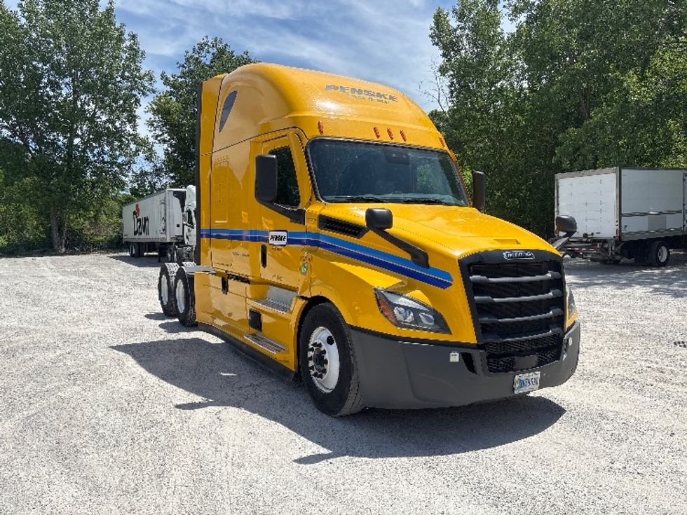 Sleeper Tractor-Heavy Duty Tractors-Freightliner-2022-T12664ST-Akron-OH-535,329\n\t\tmiles-$ 62,250 - Image 1
