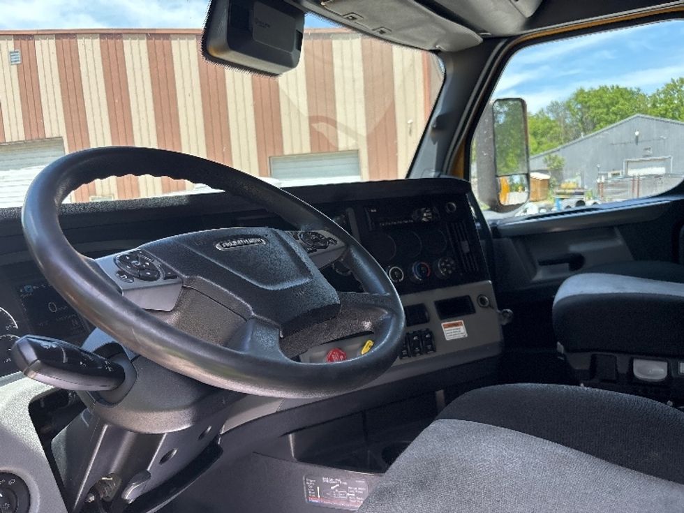 Sleeper Tractor-Heavy Duty Tractors-Freightliner-2022-T12664ST-Akron-OH-535,329\n\t\tmiles-$ 62,250 - Image 10
