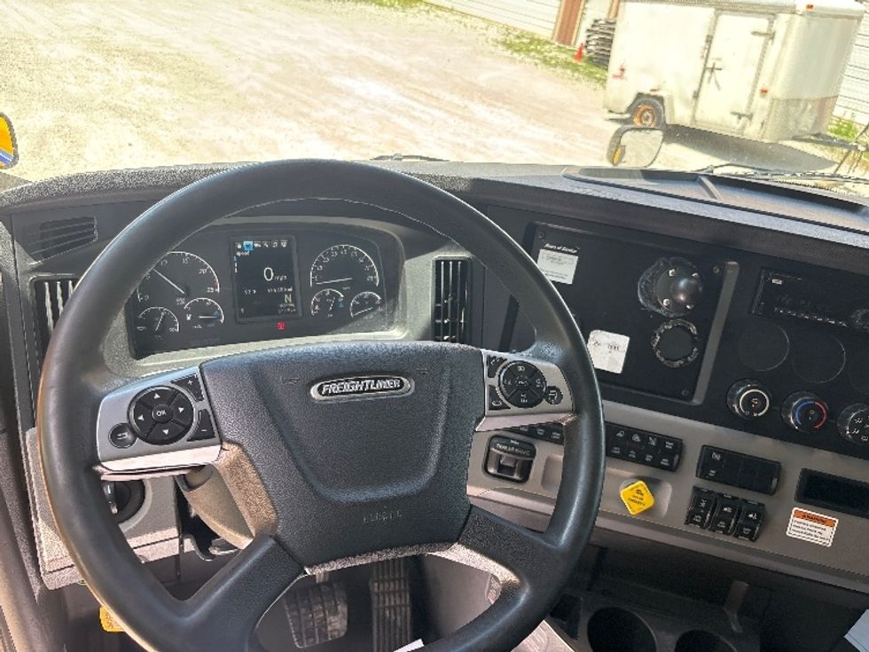 Sleeper Tractor-Heavy Duty Tractors-Freightliner-2022-T12664ST-Akron-OH-535,329\n\t\tmiles-$ 62,250 - Image 11