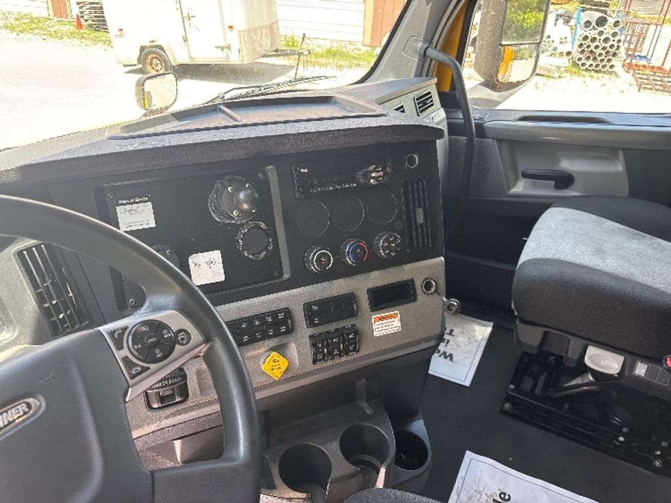 Sleeper Tractor-Heavy Duty Tractors-Freightliner-2022-T12664ST-Akron-OH-535,329\n\t\tmiles-$ 62,250 - Image 12