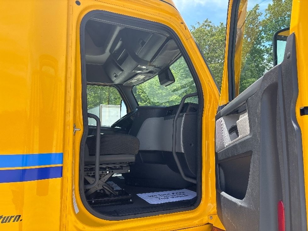 Sleeper Tractor-Heavy Duty Tractors-Freightliner-2022-T12664ST-Akron-OH-535,329\n\t\tmiles-$ 62,250 - Image 13