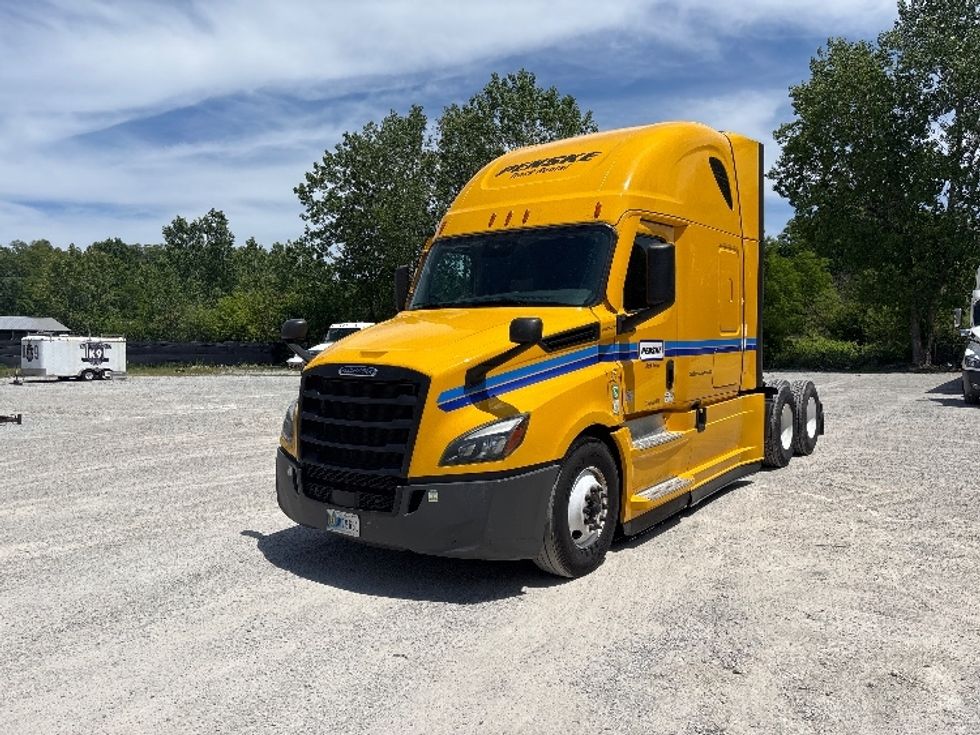 Sleeper Tractor-Heavy Duty Tractors-Freightliner-2022-T12664ST-Akron-OH-535,329\n\t\tmiles-$ 62,250 - Image 3