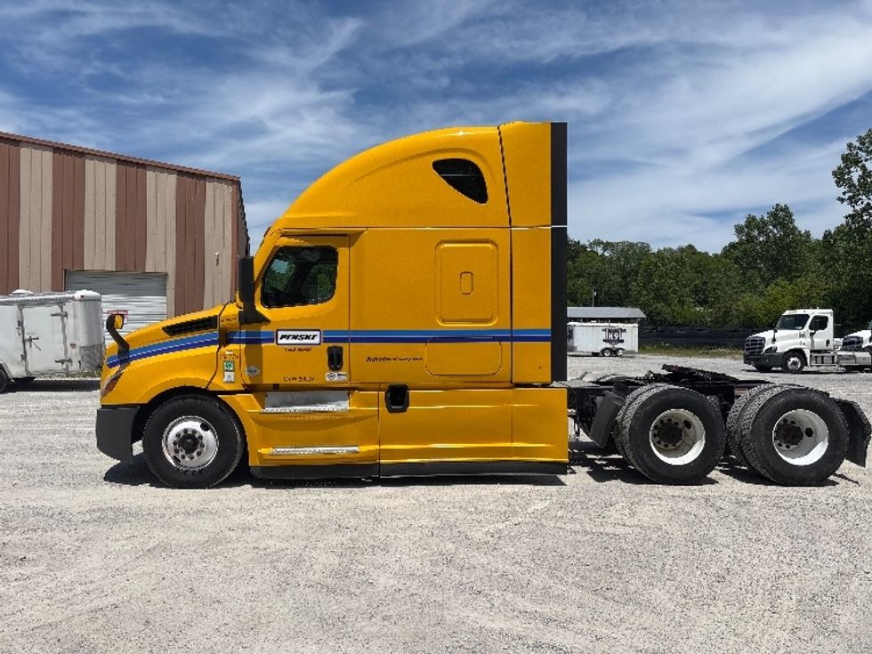 Sleeper Tractor-Heavy Duty Tractors-Freightliner-2022-T12664ST-Akron-OH-535,329\n\t\tmiles-$ 62,250 - Image 4