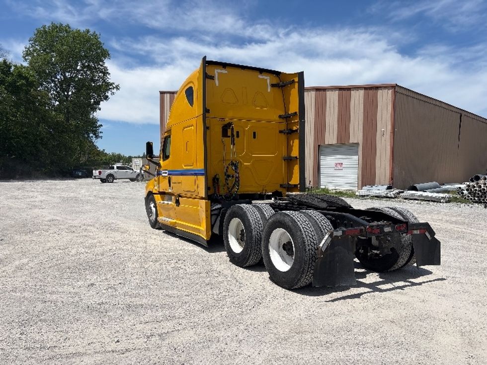 Sleeper Tractor-Heavy Duty Tractors-Freightliner-2022-T12664ST-Akron-OH-535,329\n\t\tmiles-$ 62,250 - Image 5