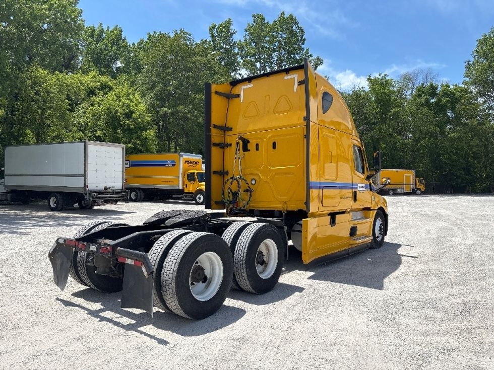 Sleeper Tractor-Heavy Duty Tractors-Freightliner-2022-T12664ST-Akron-OH-535,329\n\t\tmiles-$ 62,250 - Image 7