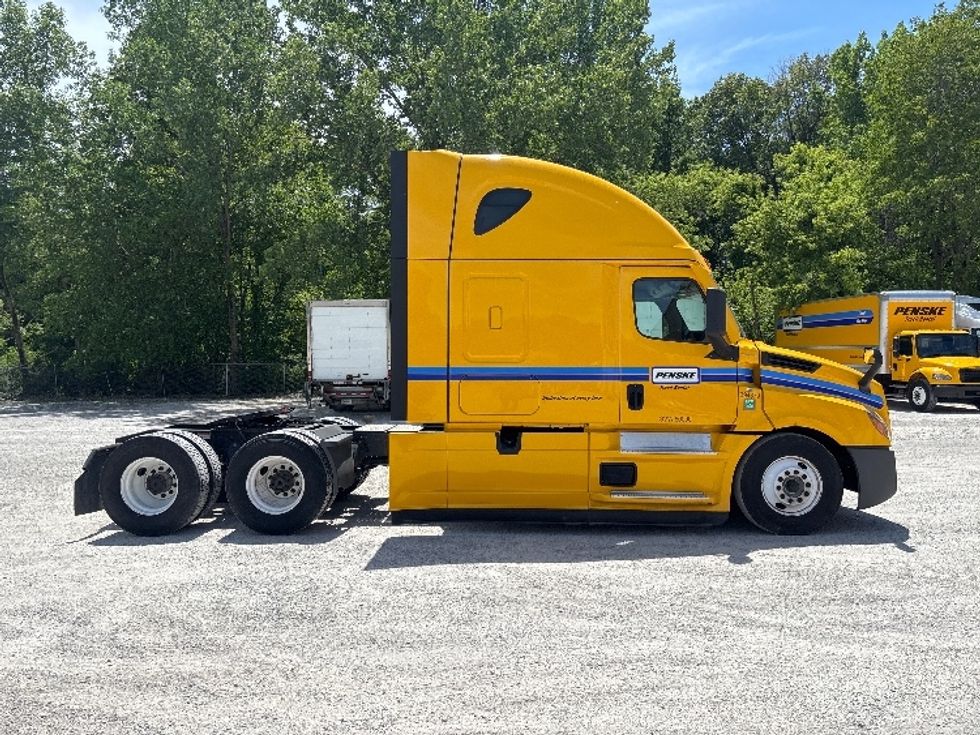 Sleeper Tractor-Heavy Duty Tractors-Freightliner-2022-T12664ST-Akron-OH-535,329\n\t\tmiles-$ 62,250 - Image 8