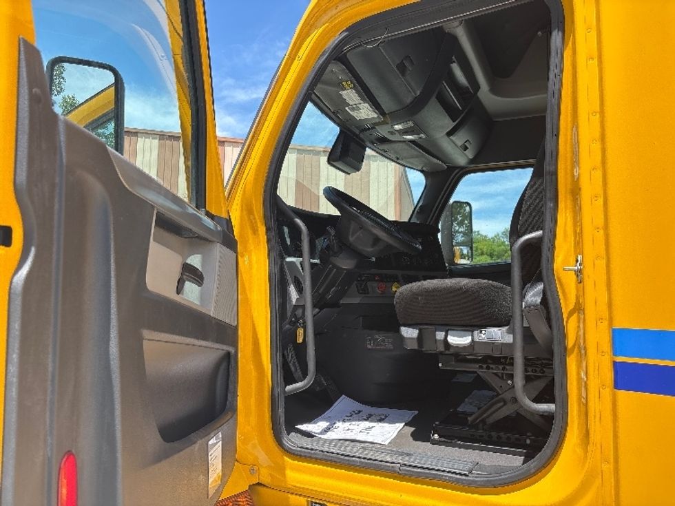 Sleeper Tractor-Heavy Duty Tractors-Freightliner-2022-T12664ST-Akron-OH-535,329\n\t\tmiles-$ 62,250 - Image 9
