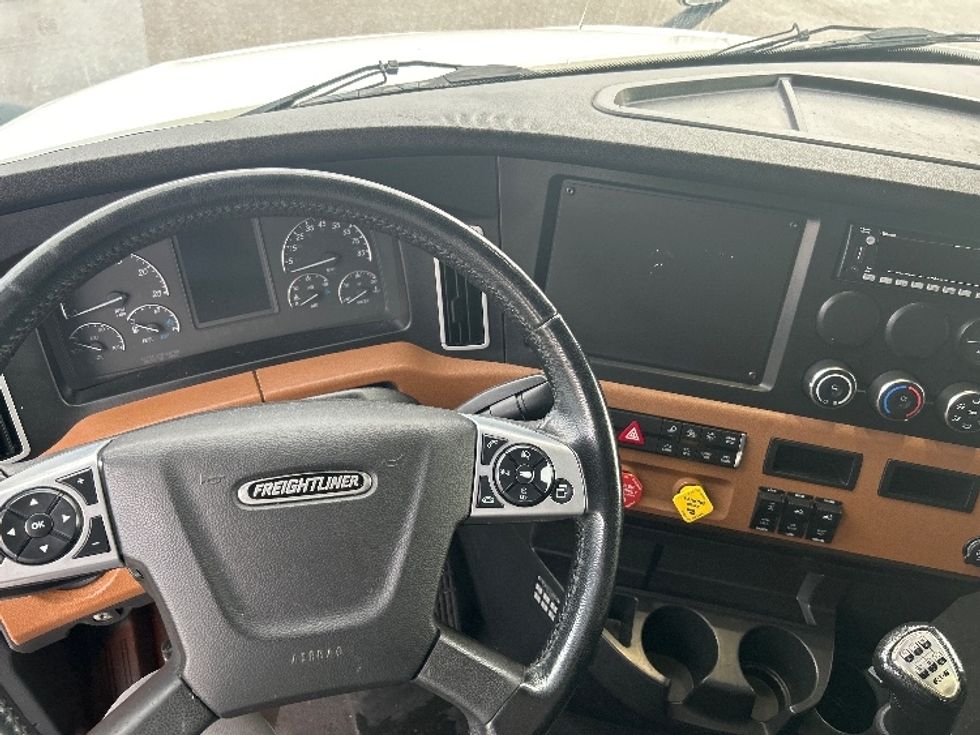 Sleeper Tractor-Heavy Duty Tractors-Freightliner-2022-T12664ST-Akron-OH-544,089\n\t\tmiles-$ 66,000 - Image 11