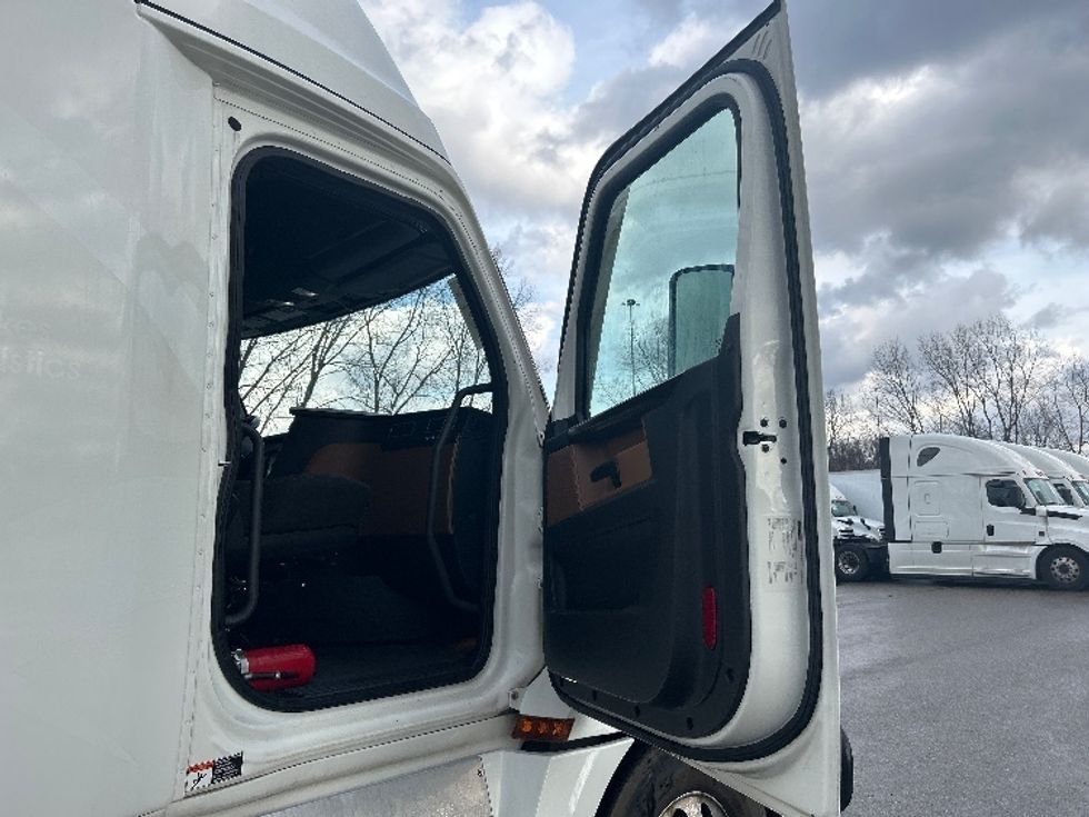 Sleeper Tractor-Heavy Duty Tractors-Freightliner-2022-T12664ST-Akron-OH-544,089\n\t\tmiles-$ 66,000 - Image 13