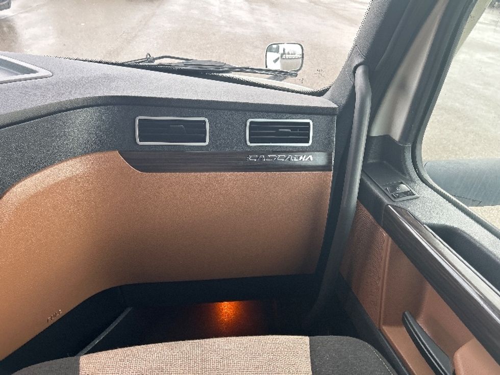 Sleeper Tractor-Heavy Duty Tractors-Freightliner-2022-T12664ST-Akron-OH-544,089\n\t\tmiles-$ 66,000 - Image 14