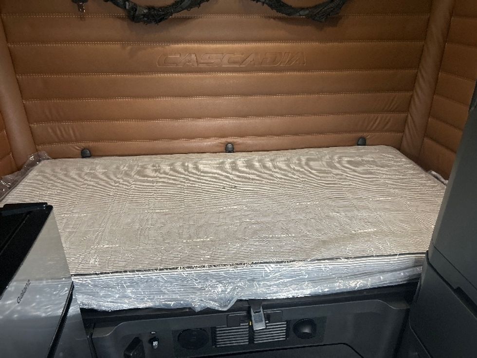 Sleeper Tractor-Heavy Duty Tractors-Freightliner-2022-T12664ST-Akron-OH-544,089\n\t\tmiles-$ 66,000 - Image 16