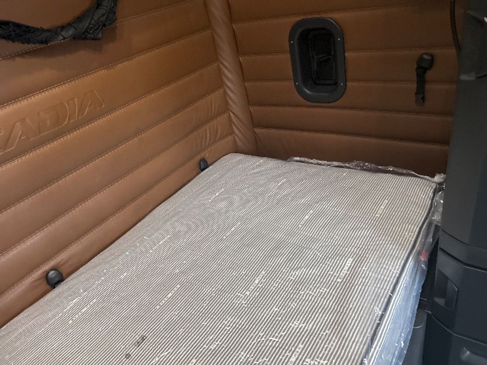 Sleeper Tractor-Heavy Duty Tractors-Freightliner-2022-T12664ST-Akron-OH-544,089\n\t\tmiles-$ 66,000 - Image 17