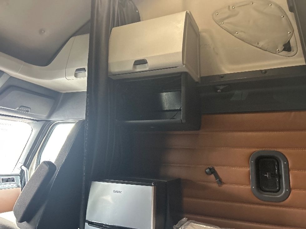 Sleeper Tractor-Heavy Duty Tractors-Freightliner-2022-T12664ST-Akron-OH-544,089\n\t\tmiles-$ 66,000 - Image 19