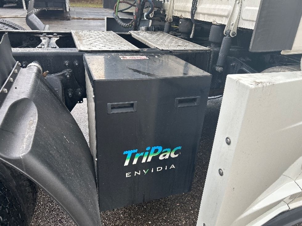 Sleeper Tractor-Heavy Duty Tractors-Freightliner-2022-T12664ST-Akron-OH-544,089\n\t\tmiles-$ 66,000 - Image 23