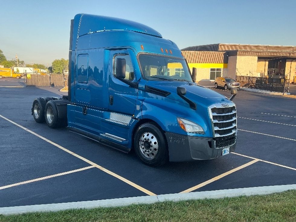 Sleeper Tractor-Heavy Duty Tractors-Freightliner-2022-T12664ST-Akron-OH-550,328\n\t\tmiles-$ 70,250 - Image 1