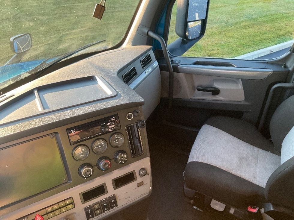 Sleeper Tractor-Heavy Duty Tractors-Freightliner-2022-T12664ST-Akron-OH-550,328\n\t\tmiles-$ 70,250 - Image 11