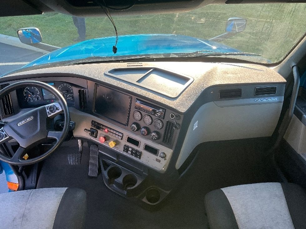 Sleeper Tractor-Heavy Duty Tractors-Freightliner-2022-T12664ST-Akron-OH-550,328\n\t\tmiles-$ 70,250 - Image 12