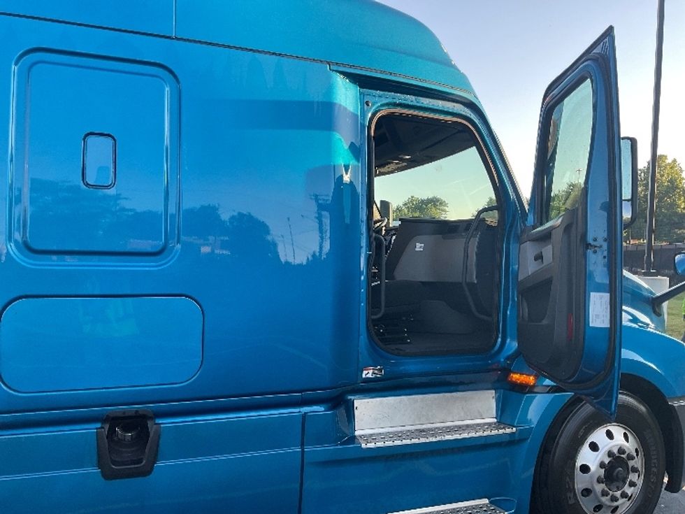 Sleeper Tractor-Heavy Duty Tractors-Freightliner-2022-T12664ST-Akron-OH-550,328\n\t\tmiles-$ 70,250 - Image 13