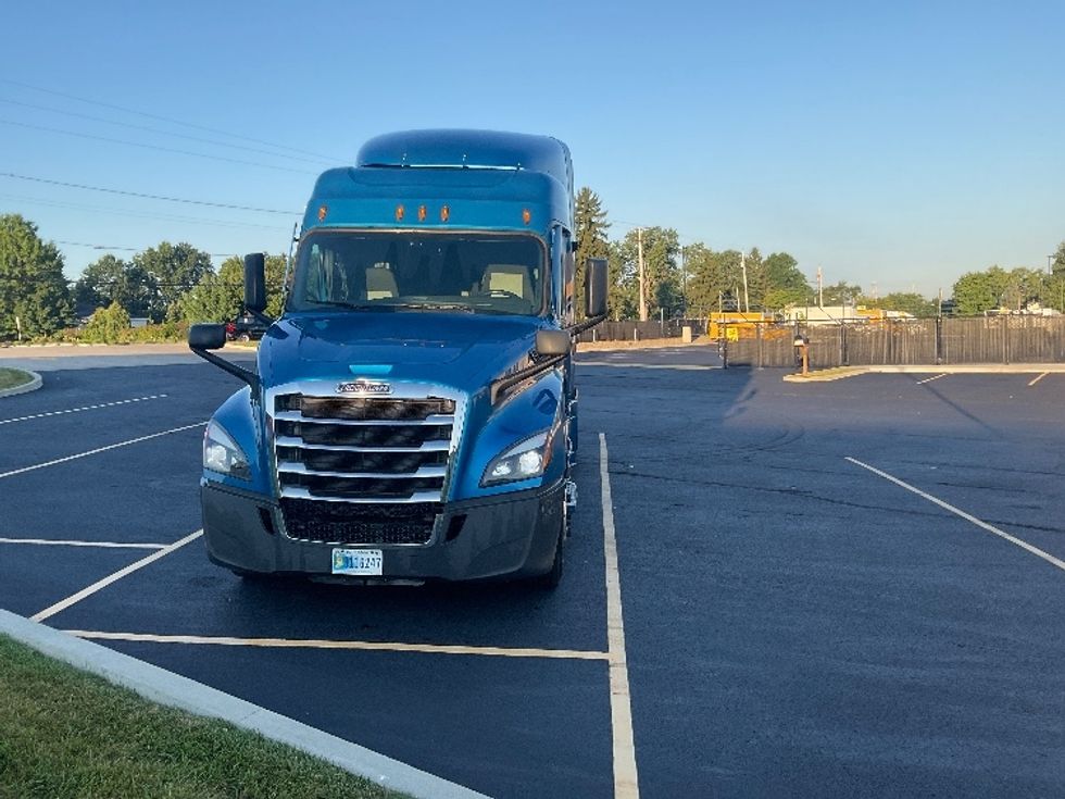 Sleeper Tractor-Heavy Duty Tractors-Freightliner-2022-T12664ST-Akron-OH-550,328\n\t\tmiles-$ 70,250 - Image 2