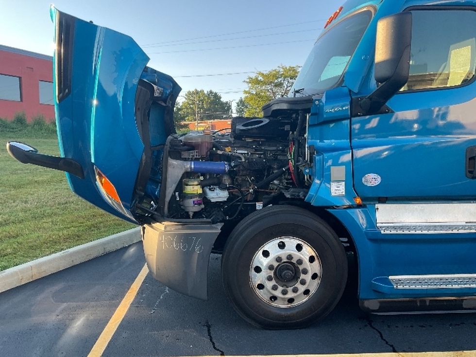 Sleeper Tractor-Heavy Duty Tractors-Freightliner-2022-T12664ST-Akron-OH-550,328\n\t\tmiles-$ 70,250 - Image 21