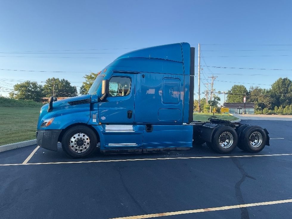Sleeper Tractor-Heavy Duty Tractors-Freightliner-2022-T12664ST-Akron-OH-550,328\n\t\tmiles-$ 70,250 - Image 4