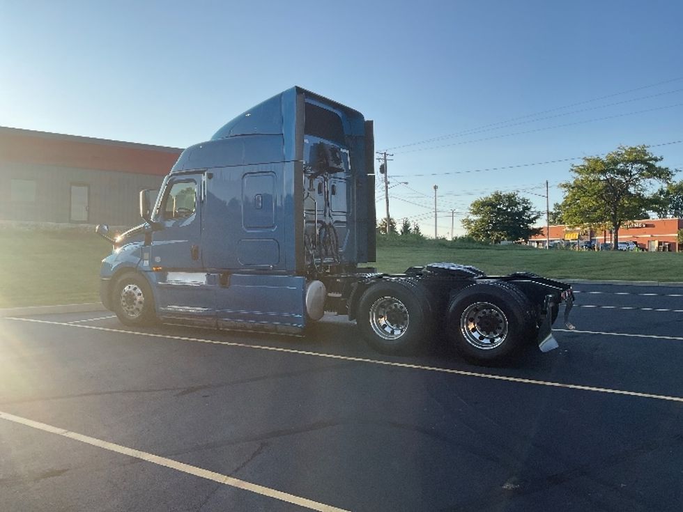Sleeper Tractor-Heavy Duty Tractors-Freightliner-2022-T12664ST-Akron-OH-550,328\n\t\tmiles-$ 70,250 - Image 5