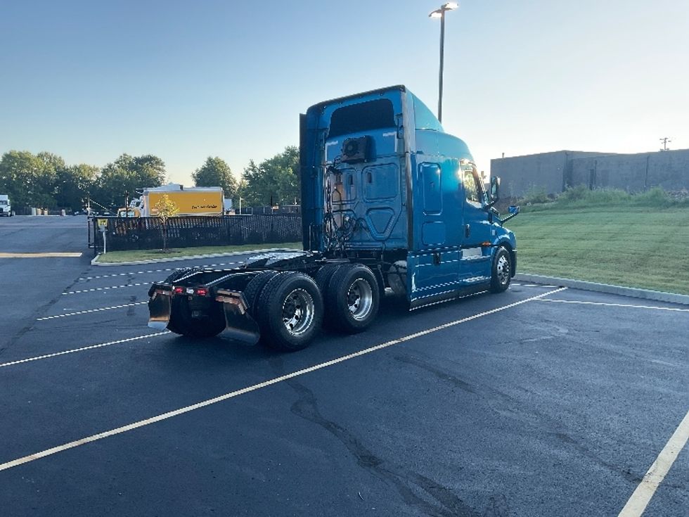 Sleeper Tractor-Heavy Duty Tractors-Freightliner-2022-T12664ST-Akron-OH-550,328\n\t\tmiles-$ 70,250 - Image 7