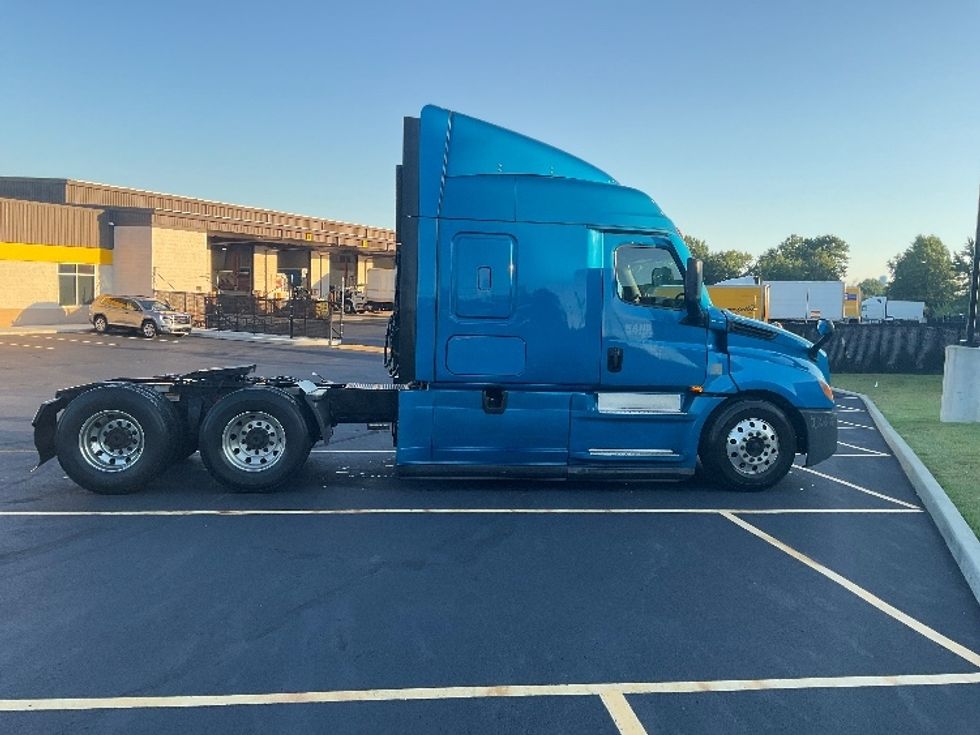 Sleeper Tractor-Heavy Duty Tractors-Freightliner-2022-T12664ST-Akron-OH-550,328\n\t\tmiles-$ 70,250 - Image 8