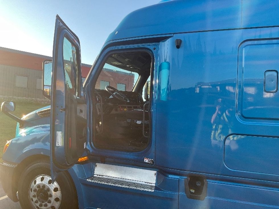 Sleeper Tractor-Heavy Duty Tractors-Freightliner-2022-T12664ST-Akron-OH-550,328\n\t\tmiles-$ 70,250 - Image 9